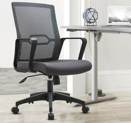 Cadeira de conferência sedentária confortável com design giratório e suporte lombar