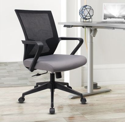 Cadeira de escritório de malha moderna acessível com arco traseiro de design simples cadeira ergonômica de elevação