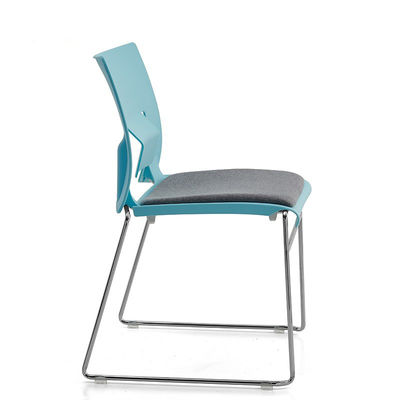 Cadeira de conferência de plástico de PP ergonômico com design curvo confortável
