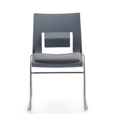 Cadeira de conferência de plástico de PP ergonômico com design curvo confortável