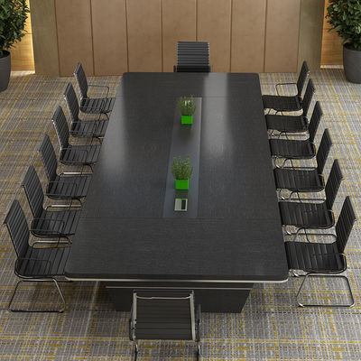 Mesa de conferências em preto para formação criativa em hotéis e hospitais