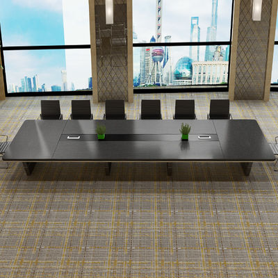 Mesa de conferências em preto para formação criativa em hotéis e hospitais