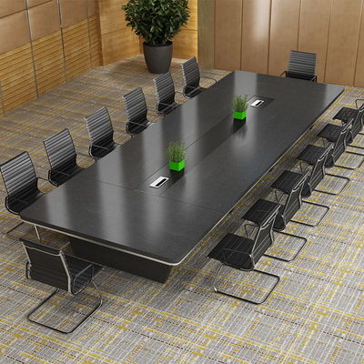 Mesa de conferências em preto para formação criativa em hotéis e hospitais