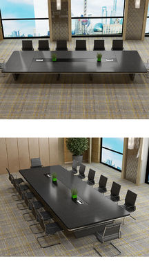 Mesa de conferências em preto para formação criativa em hotéis e hospitais