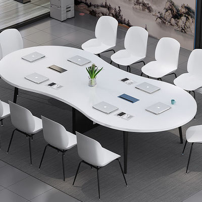 Moderna mesa e cadeira de treinamento para negociações produtivas em salas de conferência