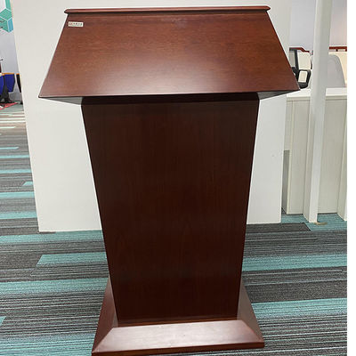 Elegante Mestre de Cerimônias Falando Podium de Mesa para uma simples recepção de boas-vindas moderna