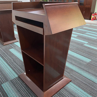 Elegante Mestre de Cerimônias Falando Podium de Mesa para uma simples recepção de boas-vindas moderna