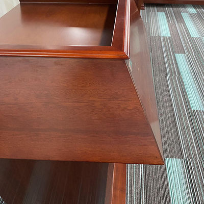 Elegante Mestre de Cerimônias Falando Podium de Mesa para uma simples recepção de boas-vindas moderna