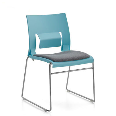Cadeira de sala de reuniões de escritório de braços fixos PP com design empilhável e cor opcional