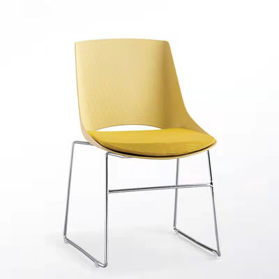 A cadeira de conferência empilhável é a escolha perfeita para uma sala de conferências moderna e simples