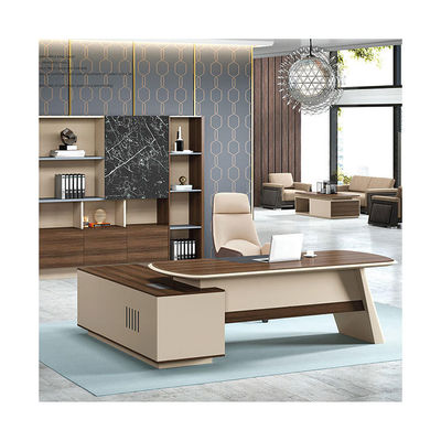 Mesa executiva elegante e funcional para profissionais ocupados em escritórios grandes