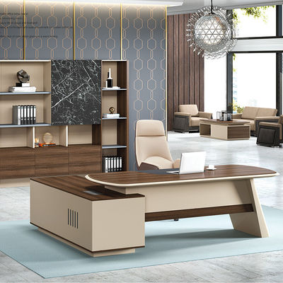 Mesa executiva elegante e funcional para profissionais ocupados em escritórios grandes