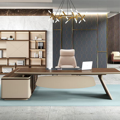 Mesa executiva elegante e funcional para profissionais ocupados em escritórios grandes