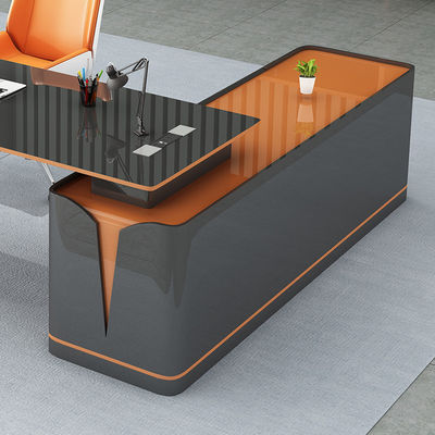 Desenhe uma mesa de escritório de forma irregular em material de tinta de cozimento com cores personalizadas