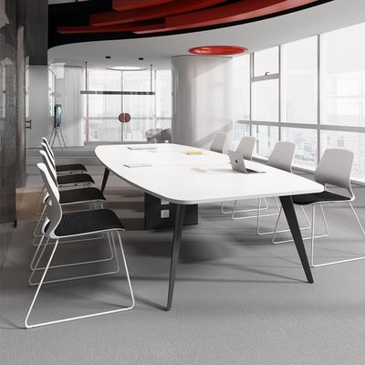 Simples mesa de conferência oval moderna e combinação de cadeira para espaço de negociação branco