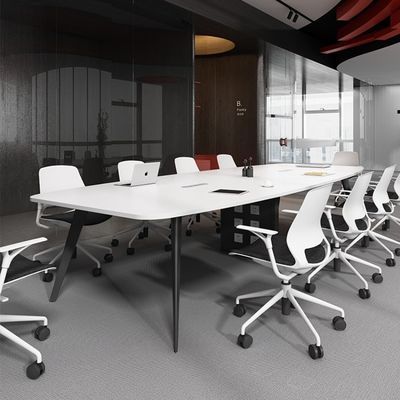 Simples mesa de conferência oval moderna e combinação de cadeira para espaço de negociação branco