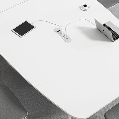 Simples mesa de conferência oval moderna e combinação de cadeira para espaço de negociação branco