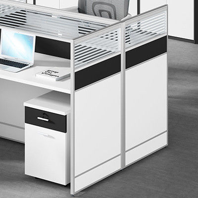 Modernidade nos móveis de escritório Quatro escritórios e cadeiras para um simples local de trabalho