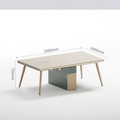 A sala de reuniões moderna da empresa tornou-se perfeita com uma mesa de conferências simples e moderna