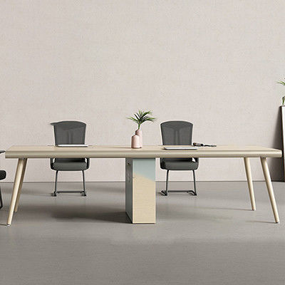 A sala de reuniões moderna da empresa tornou-se perfeita com uma mesa de conferências simples e moderna