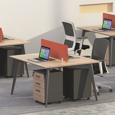 Combinação de mobiliário de escritório estendível para quatro posições artificiais no design moderno