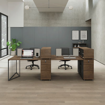 Estação de trabalho de escritório minimalista para quatro pessoas com mesa e cadeira de melamina de madeira