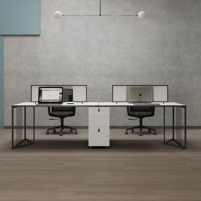 Estação de trabalho de escritório minimalista para quatro pessoas com mesa e cadeira de melamina de madeira