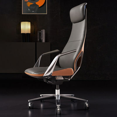 Cadeira de escritório com design ergonômico e material de couro sintético
