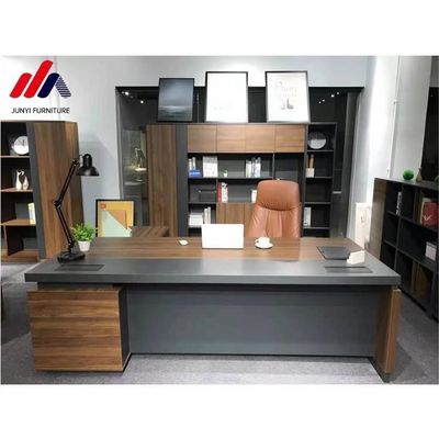 Elegante escritório executivo em forma de L para diretor e gerente em design moderno